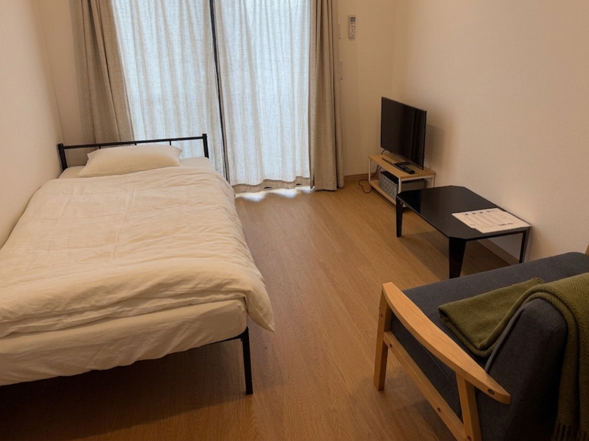 床が見え収納位置と家具配置が整った一人暮らしの1Kの部屋イメージ